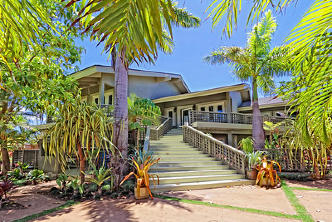 Wailea Inn | Vitally You Maui Retreat | penthouse entrance stairs